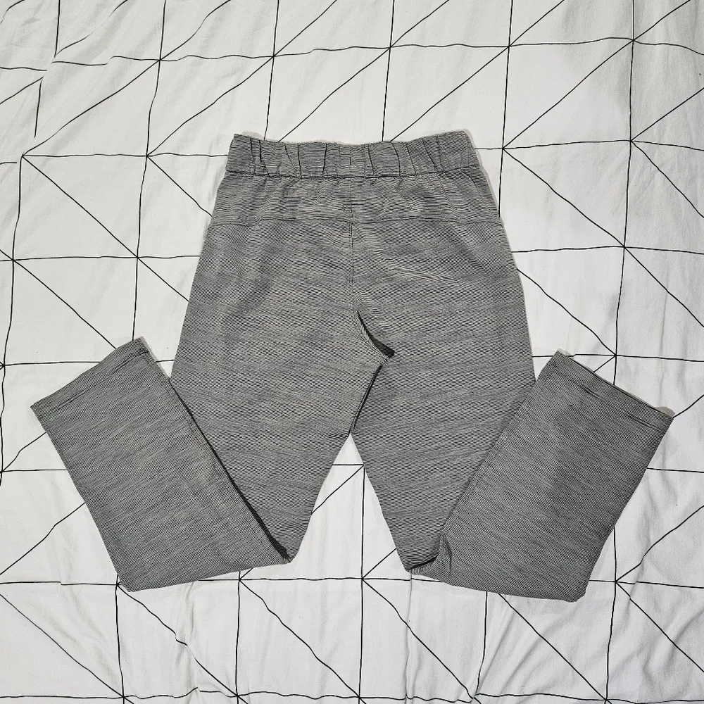 Lululemon On the Fly Pant 27" Wee Are From Space Sage Dark Olive Size 4 - Picture 3 of 10